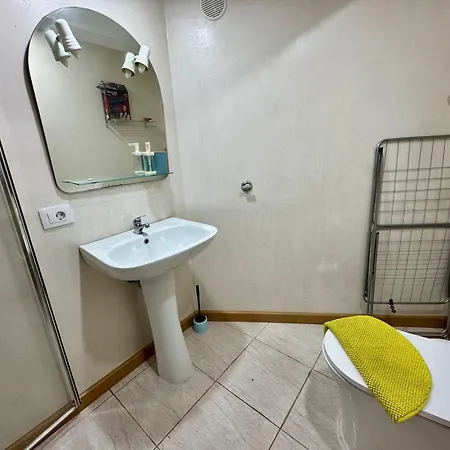 Sunny Poolside In Americas 아데제