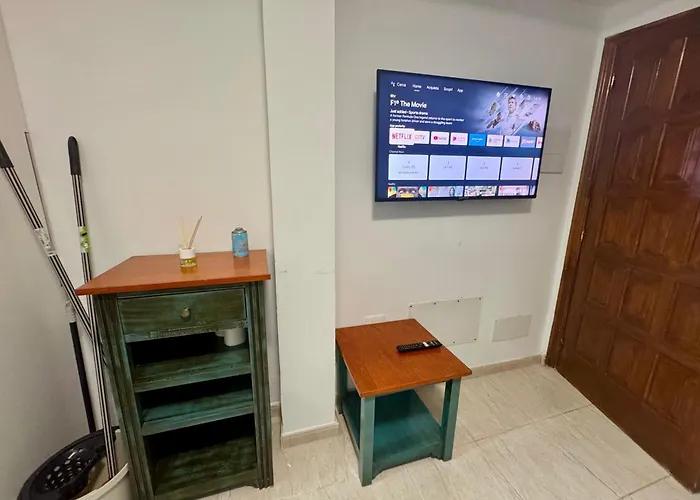 Sunny Poolside In Americas * Адехе